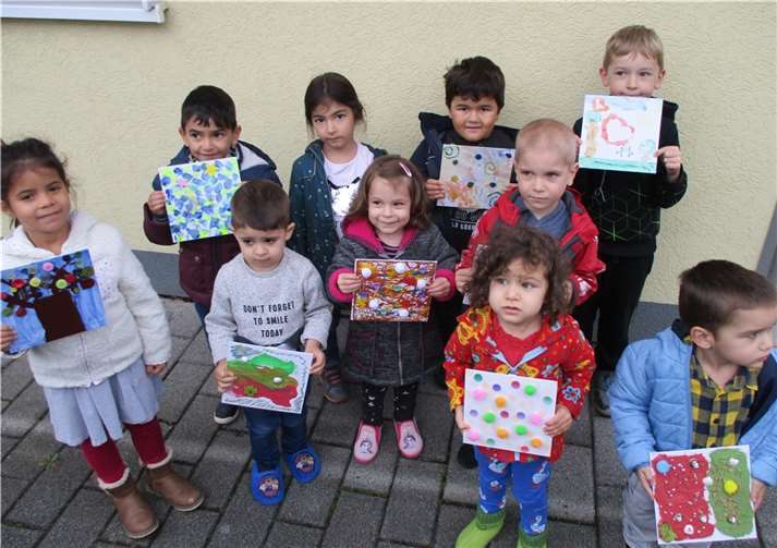Für die selbst gestalteten Bilder der Kinder konnten die Eltern und das Team spenden.