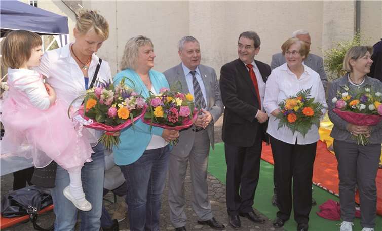 Für die sichtlich überraschten Frauen der Geehrten hielt man in Lütz Blumensträuße bereit. Bürgermeister Helmut Probst und Landrat Schnur freuten sich mit den Damen.