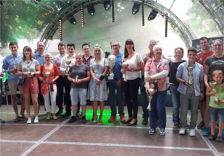 Für die teilnehmenden Teams der Kultur-Orientierungsfahrtgab es abschließend große und kleine Pokale.