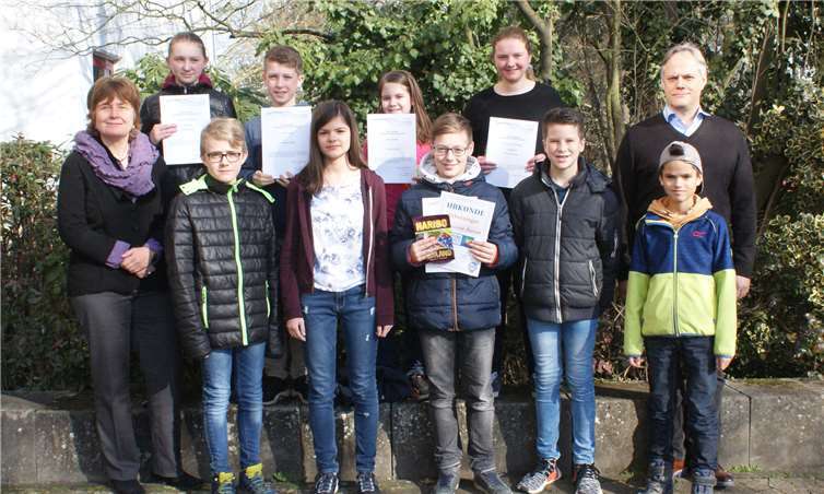 Für die tollen Ergebnisse beim Geographie-Wettbewerb erhielten die Teilnehmenden eine Urkunde. privat