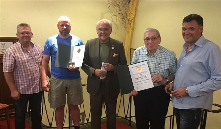 Für die verdienten Vereinsmitglieder Thomas Heimes und Hans-Kurt Cochems gabes aus der Hand von RKK-Präsident Hans Mayer (Mitte) die RKK-Bronzemedaille. Foto: privat