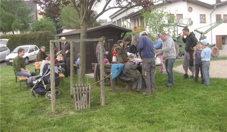 Für die vielen fleißigen Hände hielt der Förderverein des Kindergartens ein kräftiges Frühstück bereit. privat