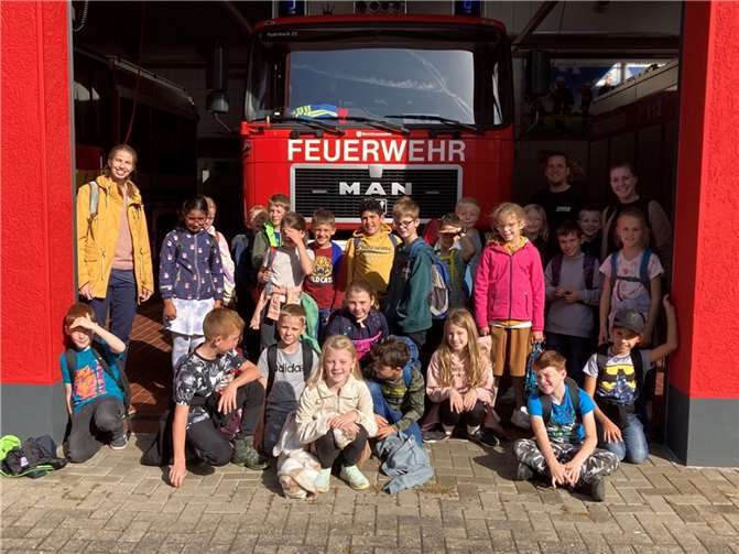 Für die vierte Klasse war die Puderbacher Feuerwehr das besondere Ziel.  Quelle: VG Puderbach