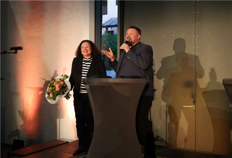 Für die wertvollen Einsichten über die Maßnahmen gegen den Fachkräftemangel dankt Bürgermeister Christoph Mohr Andrea Nahles mit einem Blumenstrauß.