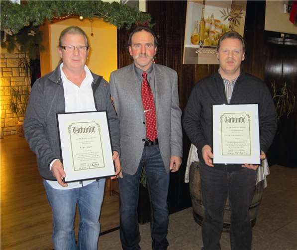 Für die zehnjährige Treue von Frido Grett (l.) und dreißigjährige Treue von Heinz Wershoven (r.) bedankte sich der Firmeninhaber Franz-Josef Hengsberg.