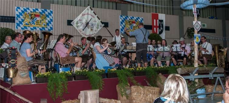 Für die zünftige musikalische Untermalung sorgten der gastgebende Musikverein St. Sebastian und befreundete Gastvereine. privat