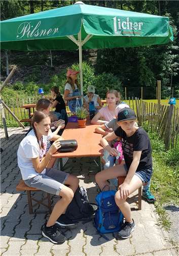 Für die zwölf Teilnehmerinnen und deren zwei Betreuerinnen ging es, nach einer kurzen Corona- Selbsttest- Runde, zum Erlebnishof „Kisselmühle“ im schönen Eltville am Rhein.Foto: privat