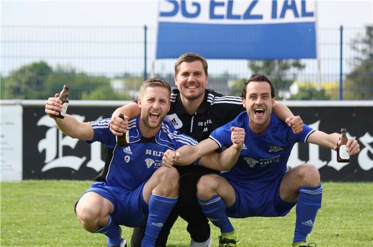 Für diese drei Spieler hieß es Abschied nehmen (v.li.): Martin Steffes tritt kürzer, Lukas Martini hört wegen Rückenproblemen auf und Marvin Rech wechselt zum C-Ligisten SV Kürrenberg.