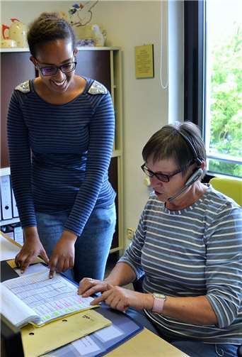 Für ein FSJ braucht es einen Führerschein. Mit Monika Hessel bespricht Schanet Asmellash die anstehende Tour von „Essen auf Rädern“. E.T. Müller