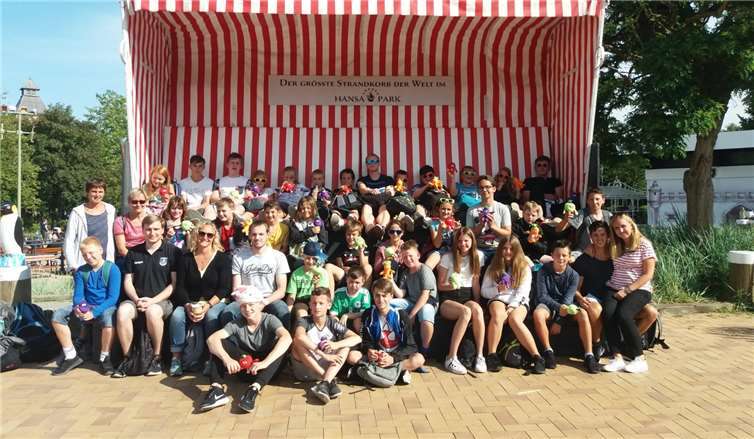 Für ein Gruppenbild haben sich die HSG-Kids und ihre Betreuer in den größten Strandkorb der Welt im Hansa-Park gesetzt. Fotos: privat