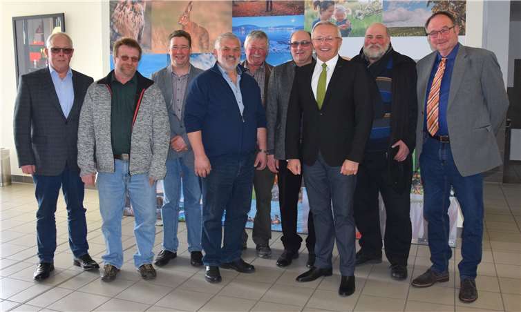 Für ein Gruppenbild versammelten sich die neuen Beisitzer und stellvertretenden Beisitzer des Höfeausschusses im Landkreis Neuwied. Volker Siemeister, Dirk Retterath, Hans-Ulrich Strecker und Norbert Wilsberg wurden als Beisitzer des Höfeausschusses im Landkreis Neuwied auf weitere drei Jahre vom Landwirtschaftsgericht berufen und von Landrat Achim Hallerbach im Beisein des Vorsitzenden des Höfeausschusses, Thomas Ecker, verpflichtet. Als stellvertretende Beisitzer wurden verpflichtet: Albert Schmitz, Walter Bretz, Ulrich Schreiber und Xaver Maxein (fehlt auf dem Foto). Foto: Privat