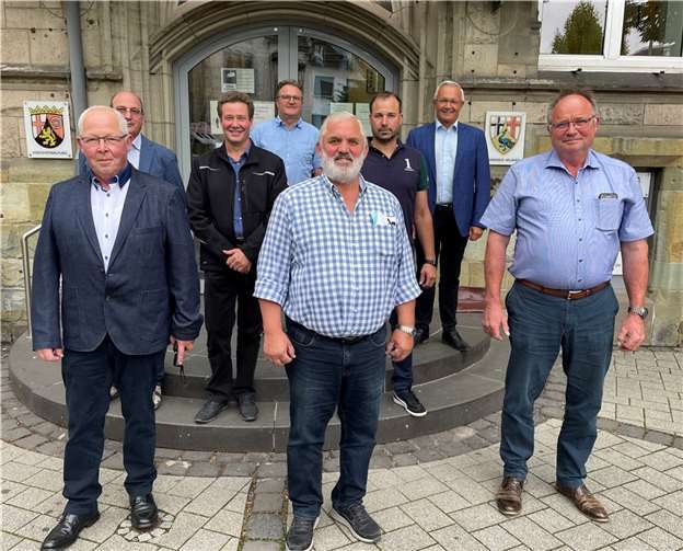 Für ein Gruppenbild versammelten sich die neuen Beisitzer und stellvertretenden Beisitzer des Höfeausschusses im Landkreis Neuwied. Volker Siemeister, Dirk Retterath, Hans-Ulrich Strecker und Norbert Wilsberg wurden als Beisitzer des Höfeausschusses im Landkreis Neuwied auf weitere drei Jahre vom Landwirtschaftsgericht berufen und von Landrat, Achim Hallerbach im Beisein des Vorsitzenden des Höfeausschusses Thomas Ecker verpflichtet. Als stellvertretende Beisitzer (nicht auf dem Bild) wurden Xaver Maxein, Markus Bretz, Ulrich Schreiber und Albert Schmitz verpflichtet. Foto: Kreisverwaltung Neuwied