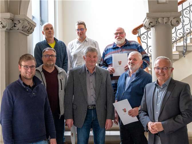 Für ein Gruppenbild versammelten sich die neuen Beisitzer und stellvertretenden Beisitzer des Höfeausschusses im Landkreis Neuwied. Von unten links: Jan Schumacher, Xaver Maxein, Hans Toni Günster, Norbert Wilsberg, Landrat Achim Hallerbach. Von oben links: Jörn Bernhard Jansson, Dirk Retterath, Ulrich Schreiber. Es fehlen: Albert Schmitz und Markus Bretz. Foto: Martin Boden (Kreisverwaltung Neuwied)