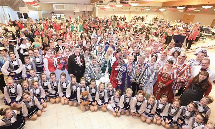Für ein Gruppenfoto unterbrachen die Tollitäten gerne die Vorstellung der blaublütigen Narrenregenten. DL