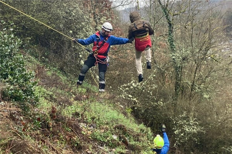Für ein erfolgreiches Abseilen der Personen muss in Sachen Absicherung jeder Handgriff bei den Einsatzkräften sitzen.