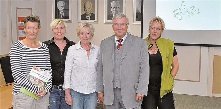Für ein gemeinsames Ziel: Vorstandsmitglieder Sabine Schmidt, Annette Grimm, Gisela Kroppenberg, Oberbürgermeister Prof. Dr. Joachim Hofmann-Göttig und Tierheimleiterin Kirstin Höfer.  UKO