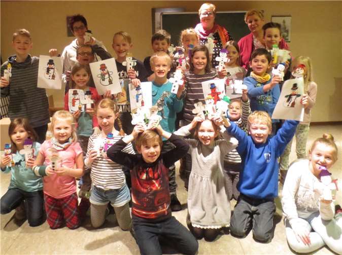 Für ein wenig Winterstimmung im Kinderzimmer bastelten die Kinder eigene Pappschneemänner. Privat