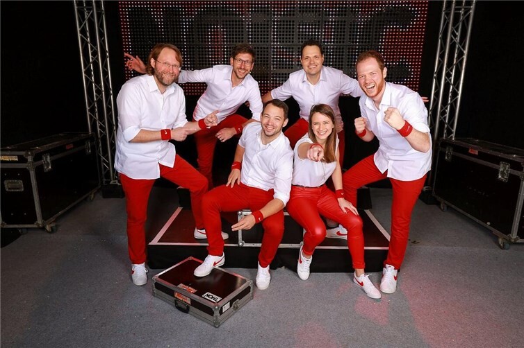 Für eine Bühnenshow voller Rock-Feeling sorgt die Band „Noisic“ am Festivalsamstag in Neuwied.