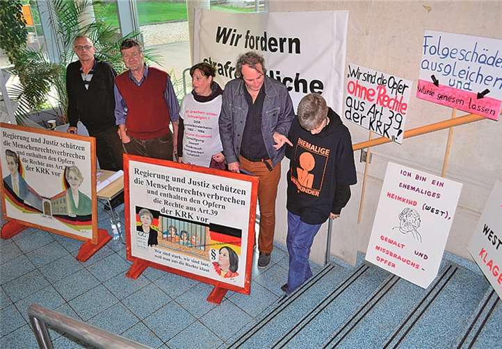 Für eine Entschädigung von ehemaligen Heimkindern, die zu Opfern geworden waren, demonstrierte am Rande des Kongresses eine kleine Gruppe. HEP