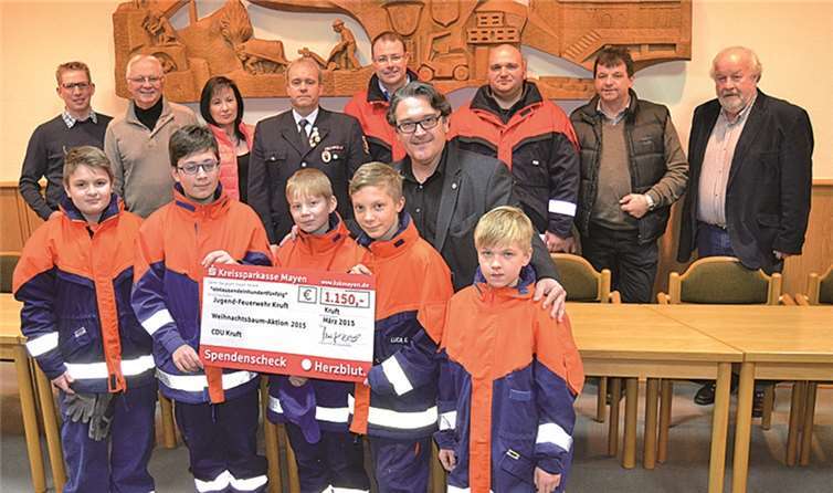 Für eine Ferienfreizeit soll das Geld genutzt werden, das die Krufter CDU an die Krufter Jugendfeuerwehr übergeben hat. Dieter Walter