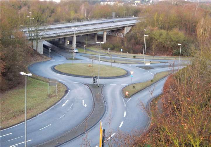 Für eine Verlegung des Kreisels bietet die Umgebung keinen Platz.