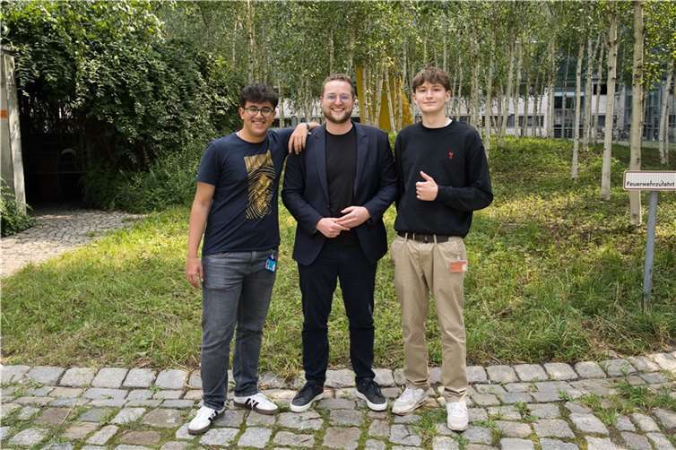 Für eine Woche absolvierten die zwei 17-jährigen David Wetzler und Aghid Al-Masalmeh ein Praktikum beim heimischen Bundestagsabgeordneten Martin Diedenhofen (SPD).  Foto: Christian Spies