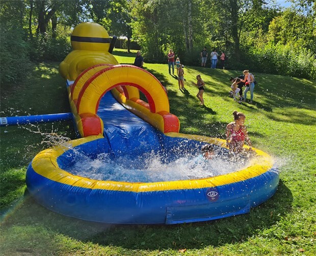 Für eine angenehme Abkühlung sorgte die Wasserrutsche.