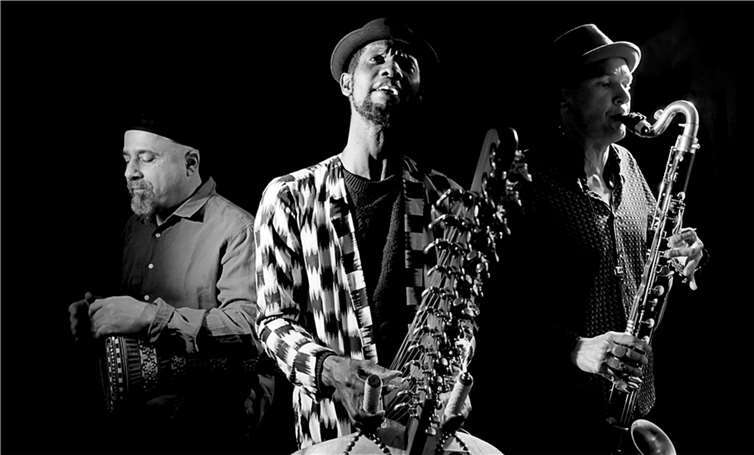Für eine außergewöhnliche musikalische Reise mit drei begnadeten Musikern aus dem Senegal, Israel und der Schweiz sorgt das Trio JMO im Juli in Höhr-Grenzhausen.  Foto: privat