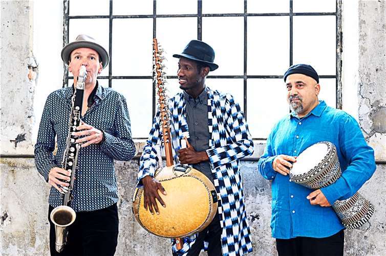 Für eine außergewöhnliche musikalische Reise mit drei begnadeten Musikern aus dem Senegal, Israel und der Schweiz sorgt das Trio „JMO“ im Juli in Höhr-Grenzhausen.Foto: Kleinkunstbühne Mons Tabor e.V./Christa Engstler