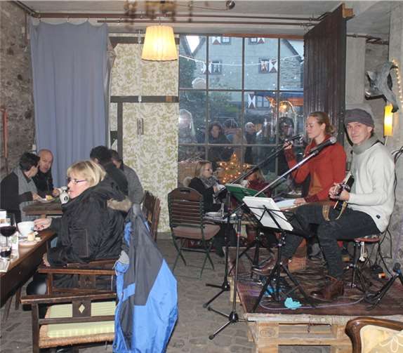 Für eine gemütliche Atmosphäre im Cafè Kostbar sorgte die Liveband „Larimar“.