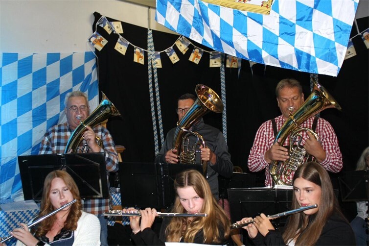 Für eine hervorragende musikalische Unterhaltung sorgten die versierten Aktiven vom Musikverein aus dem Nachbarort Brohl.