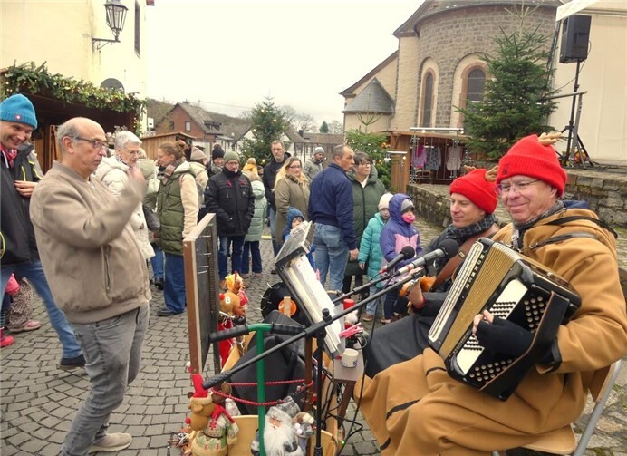 Für eine passende Unterhaltung mit weihnachtlichen Musikstücken sorgten unter anderem die beiden Mühlensänger.