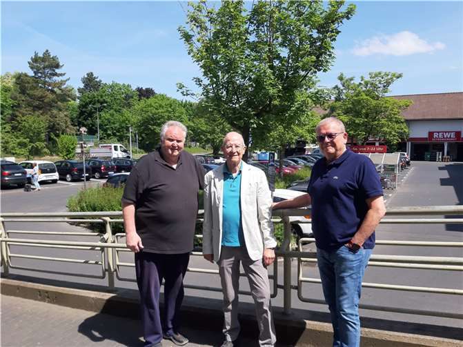 Für eine schnelle Wiedereröffnung der Tiefgarage im Einkaufszentrum Koblenz-Karthause, Potsdamer Straße setzen wir auf Verständnis, Unterstützung und kurzfristige Erledigung seitens der Verwaltung im Interesse der Kunden, der Mitarbeiterinnen und Mitarbeiter sowie der Geschäftsleute!“ so Per Schmitt (li.)und Detlev Hevert von der Eigentümergemeinschaft und Edgar Kühlenthal (Mitte), Freie Wähler. Foto: Peter Schmitt