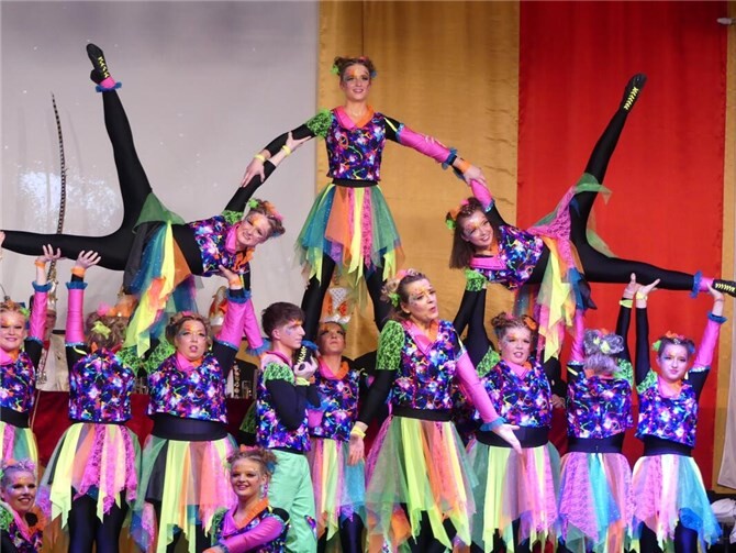 Für eine spektakuläre, farbige Tanzexplosion sorgten die versierten Bühnenaktiven vom TV-Cochem. Foto: TE