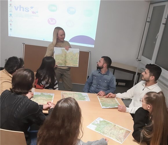 Für einen Schulabschluss ist es nie zu spät! Daher bietet die Neuwieder Volkshochschule spezielle Kurse für Erwachsene zum Erreichen der Berufsreife an.  Foto: Yuliya Meißner, vhs