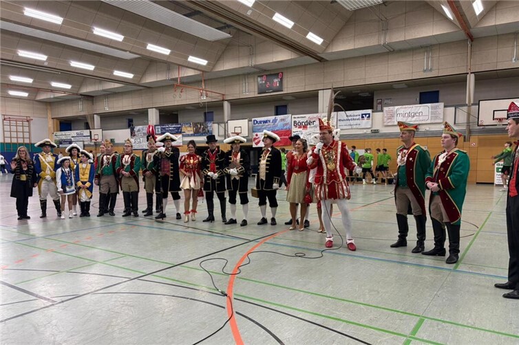 Für einen besonders stimmungsvollen Auftakt sorgte der Mendiger Karnevalsprinz Alexander I., der mit großem Gefolge erschien und das Pokalspiel mit einem „närrischen“ Anwurf eröffnete.Foto: Anke Bous