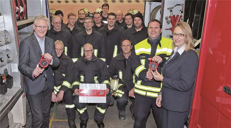 Kreissparkasse hilft als Partner der Feuerwehren Für einen besseren Brandschutz übergaben der KSK-Vorstandsvorsitzende Dieter Zimmermann und die KSK-Geschäftsstellenleiterin Alexandra Müller eine Spende an Mario Kaspers, Wehrführer der Freiwilligen Feuerwehr Wershofen.privat