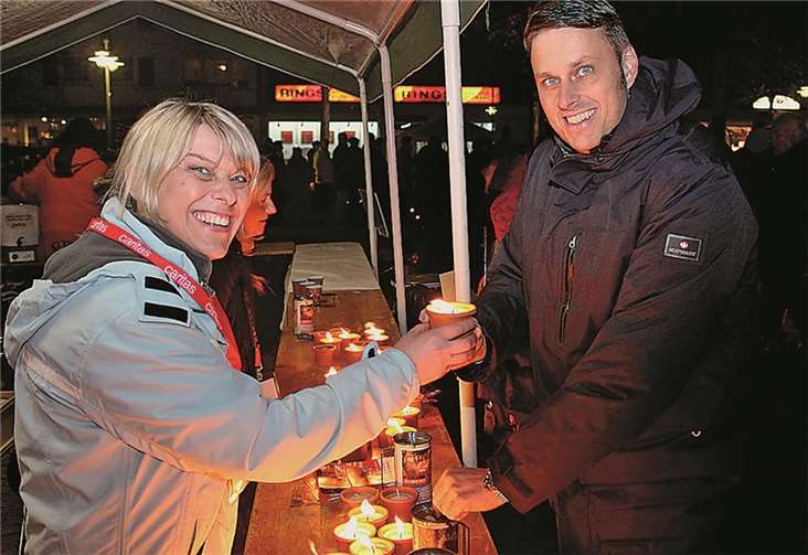 Für einen freiwilligen Spendenbeitrag erhielten die vielen Besucher eine Kerze, die sie als Zeichen für Solidarität und gegen Ausgrenzung auf den Görres-Platz stellen konnten.