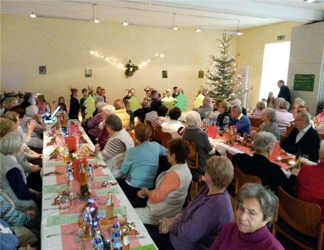 Für einen gelungenen Auftakt des weihnachtlichen Mittagstischs sorgten die Zweitklässler der Grundschule Kruft mit ihrer Aufführung.  privat
