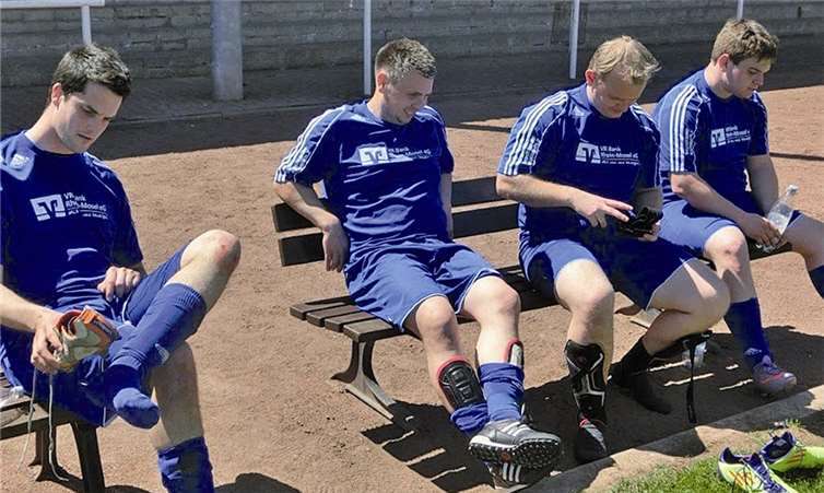 Für einen solch nachdenklichen Blick zurück auf die für die 2. Mannschaft bereits beendete Saison 2012/2013 besteht für deren Aktive eigentlich gar kein Grund: Daniel Neises, Spielertrainer Stefan Krämer, Rene‘ Mülhausen und Steven Luhr (v. l.) können mit Platz 6 in der Kreisliga D Süd ganz zufrieden sein.Privat