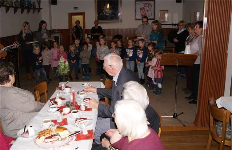 Für einen stimmungsvollen Auftakt des vorweihnachtlichen Nachmittags sorgten die Kindergartenkinder aus der Kita St. Martin.  privat