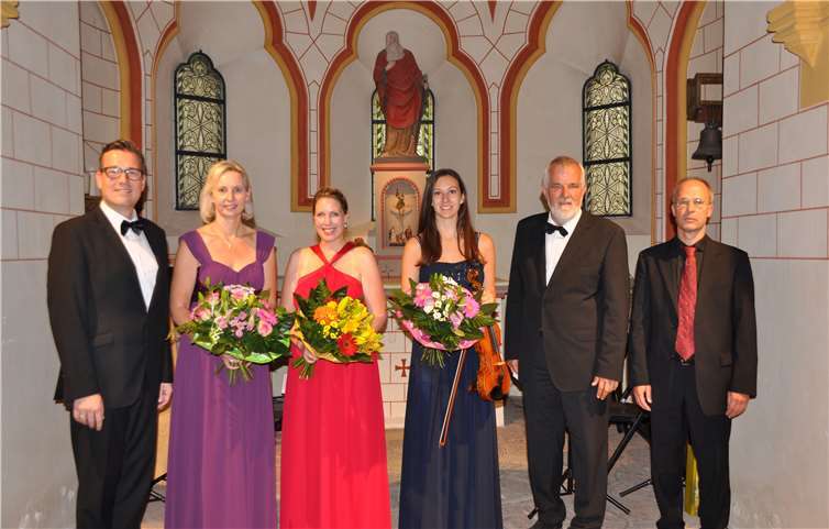 Für einen wunderbaren Abend sorgte das Vokalquartett „Amabile“, welches von dem Pianisten Karl-Heinz Lindemann und der jungen Violinistin Sophie Vallendar begleitet wurde.  privat