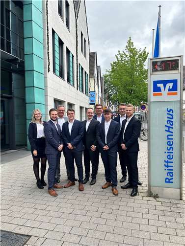 Für fünf Auszubildende begann bei der Raiffeisenbank Voreifel eG ein neuer Lebensabschnitt. Foto: Raiffeisenbank Voreifel eG