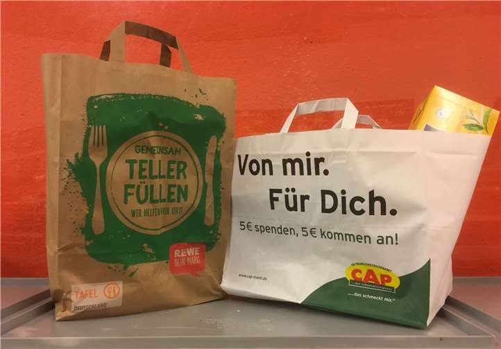 Für fünf Euro kaufen die Kunden eine Tüte, die mit Waren gefüllt wurde, über die sich dann die Tafel-Kunden freuen. Privat