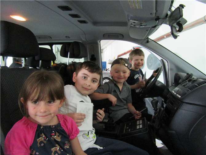 Für große Begeisterung sorgte das Einsatzfahrzeug, in dem sich die Kinder reinsetzen durften.