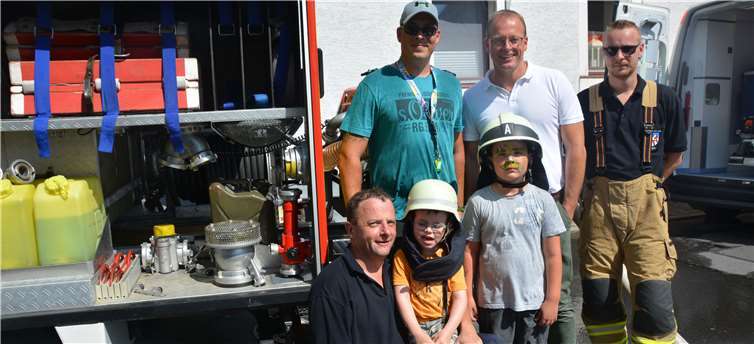 Für große und kleine Besucher gab es viel zu sehen. Auch Mendigs Verbandsbürgermeister Jörg Lempertz, am Einsatzfahrzeug der Freiwilligen Feuerwehr Bell, stattete dem Sommerfest einen Besuch ab. Hintere Reihe (v. l.): Jens Knauth, Jörg Lempertz und Mathias Breitbach. Vorne links: Lars Perzewski und Kinder.Fotos: BE