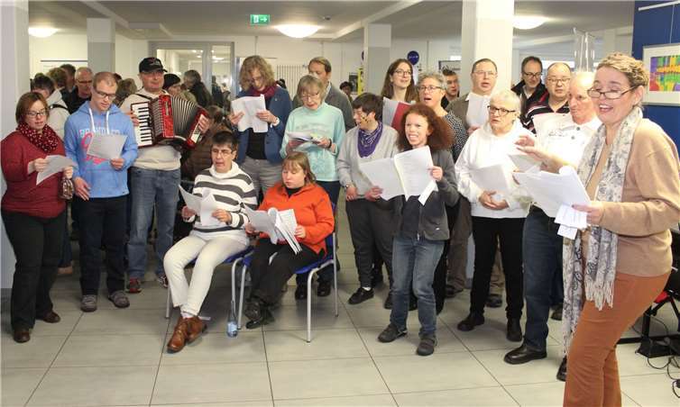 Besucher erlebten „Werkstatt live“ Für gute Unterhaltung und wunderschöne Klänge im Foyer sorgte der Singkreis „Spaß mit Musik“.