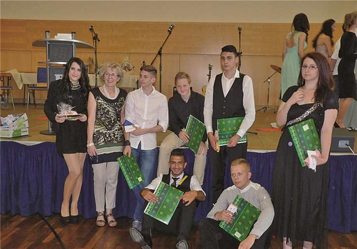 Für herausragende Leistungen oder besonderes Engagement erhielten die Schüler verschiedene Auszeichnungen.