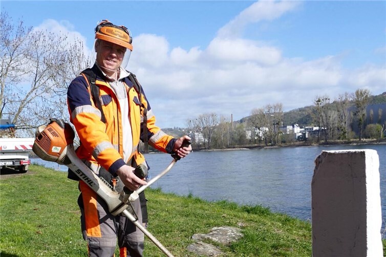 Für ihn der schönste Arbeitsplatz in der Region: Viktor Schawrin arbeitet am Rheinufer vor der historischen Stadtmauer von Rhens – mit Blick auf das wunderschöne Mittelrheintal.