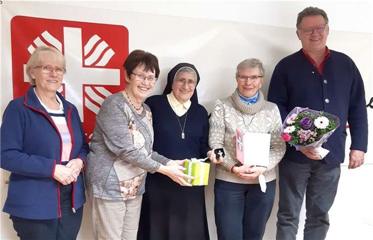 Für ihr 35-jähriges ehrenamtliches Engagement innerhalb der Caritas wurde Renate Brychlik (2. von rechts) mit dem Elisabethkreuz ausgezeichnet. Zu den ersten Gratulanten gehörten ihre Kolleginnen und Kollegen aus dem CKD-Sprecherkreis: (von links) Monika Seifert, Brigitte Bendel, Schwester Angela Bianchet ADJC und Diakon Herbert Bruns.Foto: privat
